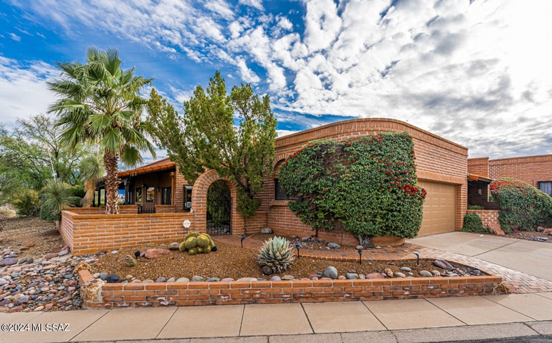 Single family home exterior view