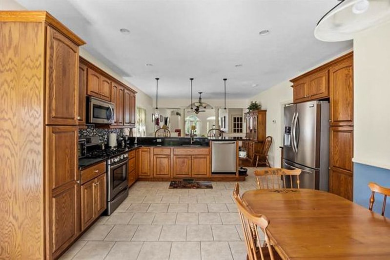 Kitchen & Dining Area