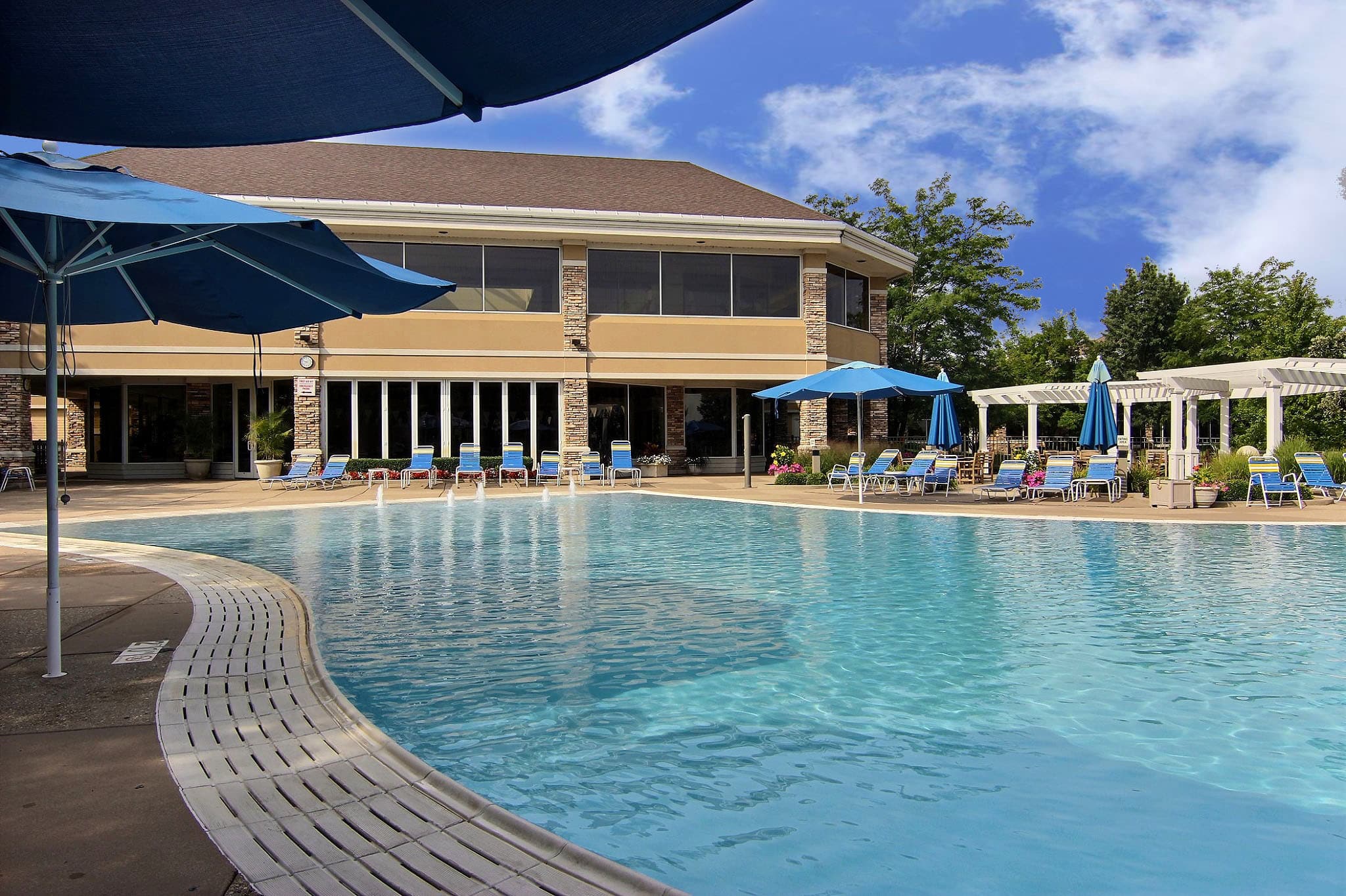 Outdoor Resort-Style Pool