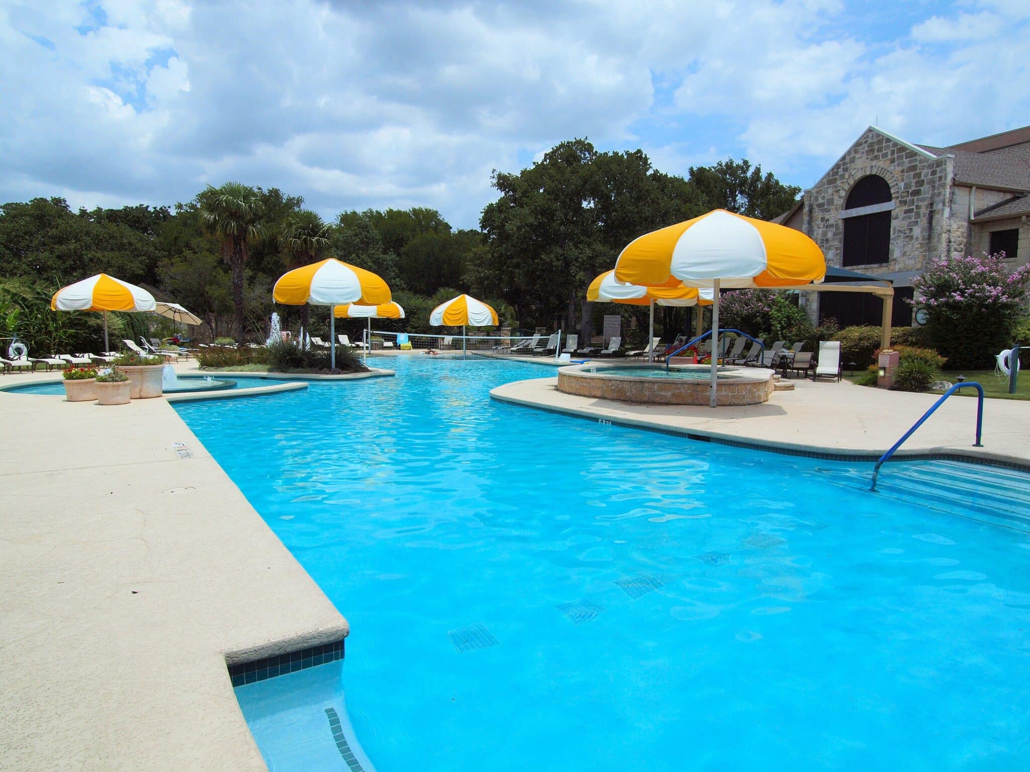 Outdoor Dive Pool & Spa