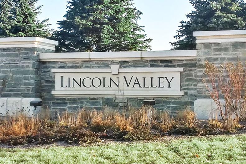 The community sign for Lincoln Valley in North Aurora, Illinois.