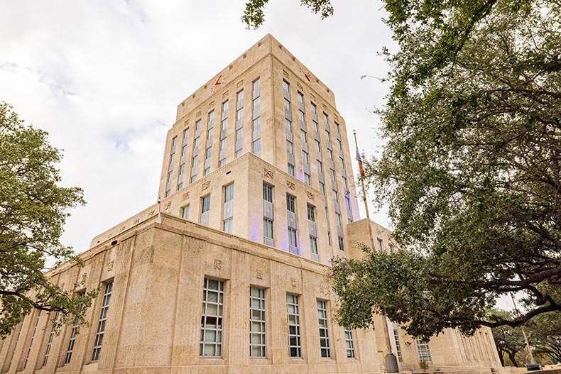 Overcast view of the Houston city hall.