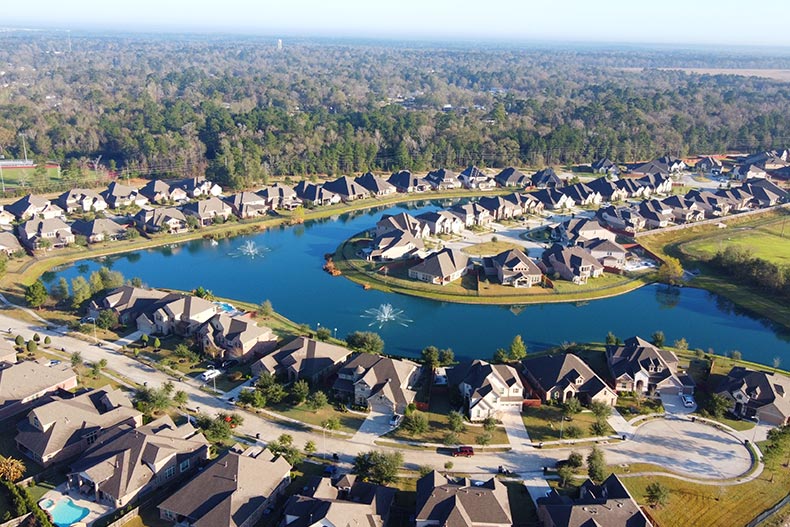 Picturesque houses nestled beside a small lake in Houston, Texas, a good place to retire.