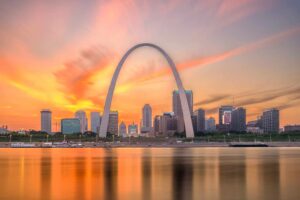 View across the water of the arch in St. Louis, Missouri.