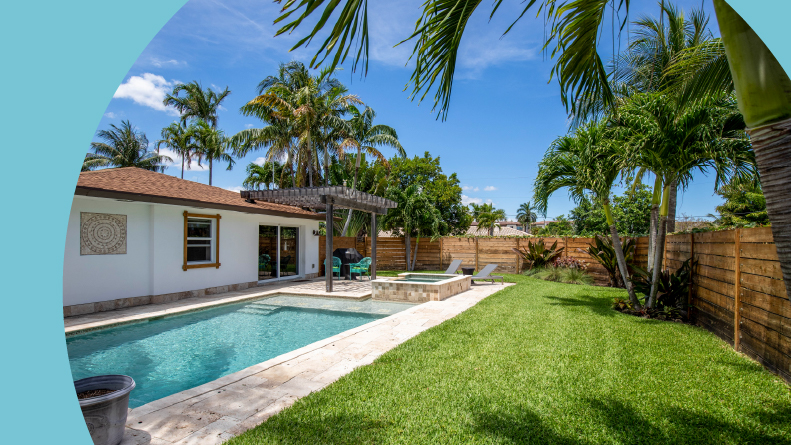 Backyard of a modern house with swimming pool in Floirida.