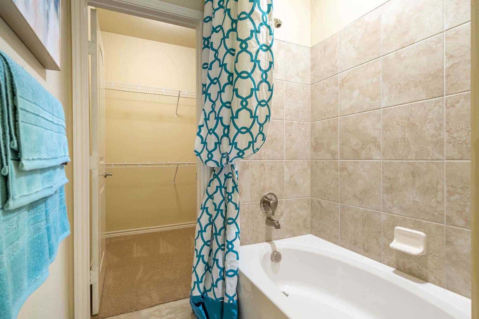 Bell Tower Reserve Unit Bathroom with Bath Tub