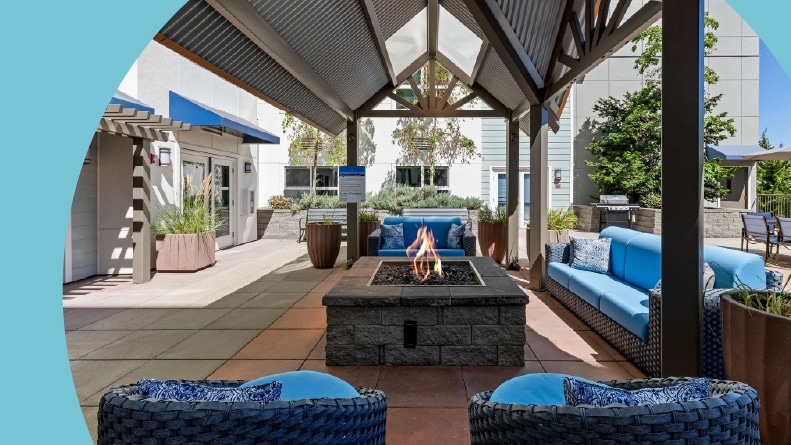 An outdoor lounge area at Destinations Lynnwood in Lynnwood, Washington.