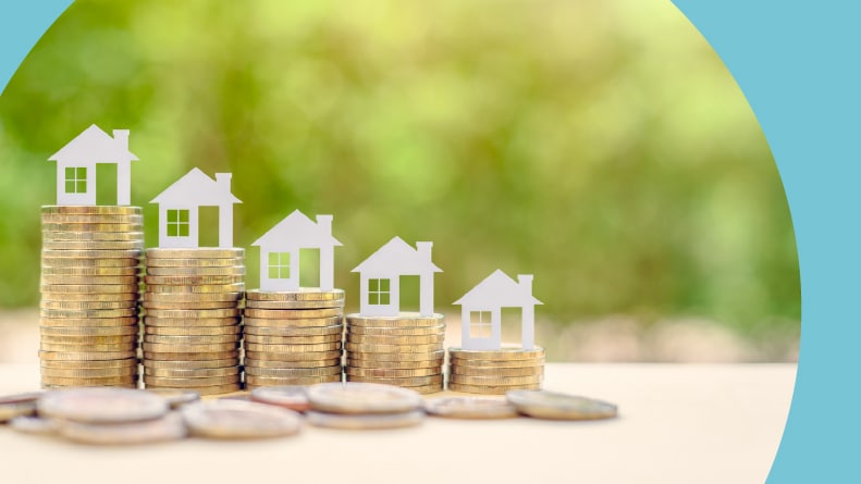 White house silhouettes on growing stacks of coins.