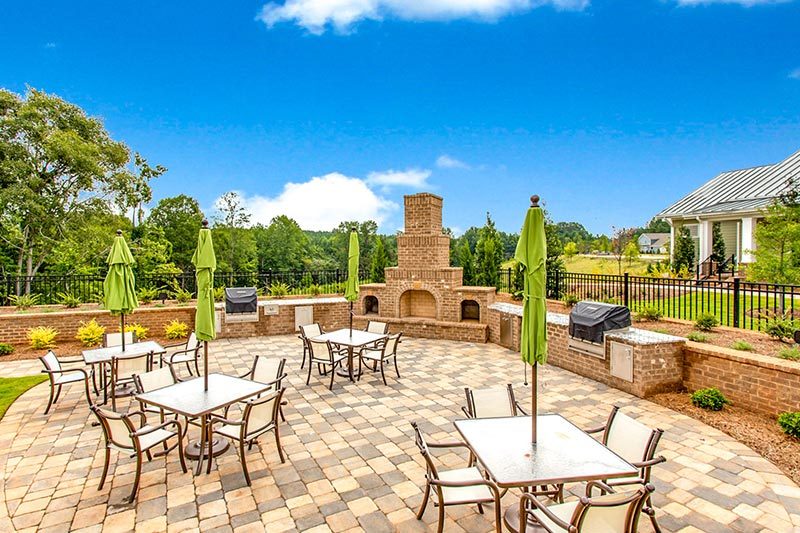 outdoor-patio-cresswood-charlotte-north-carolina Tables and chairs on the outdoor patio at Cresswood Charlotte, a 55+ community in Charlotte, North Carolina.